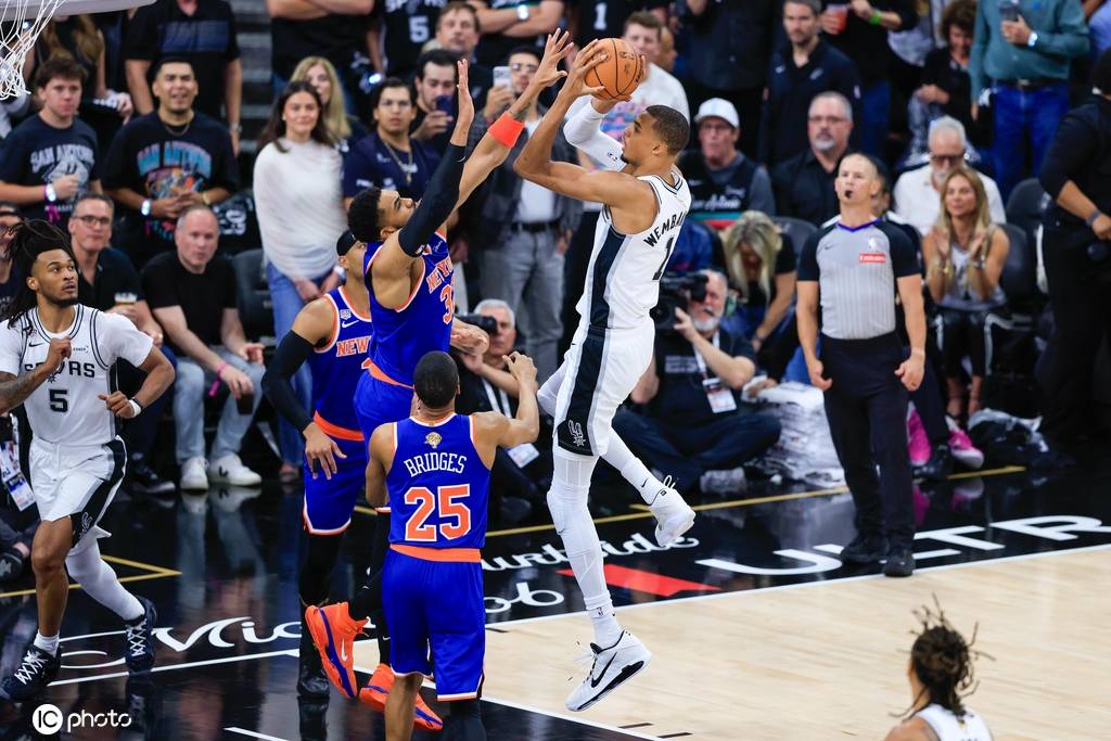 尼克斯突然断电！布伦森连续打铁 马刺轰14-0追平比分